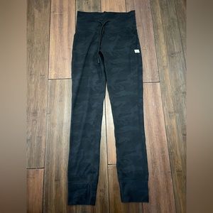 vuori daily leggings black camo XS